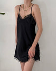 Mini abito da donna in satin – scollo a V con dettaglio in pizzo traforato