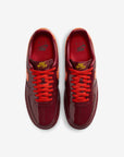 Nike Air Force 1 Low Patent Leather Dark Team Red Safety Orange sneakers basse uomo e donna pelle rosso arancione, vista post