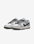 Nike Dunk Low Light Smoke Grey sneakers basse donna in pelle grigio, vista frontale