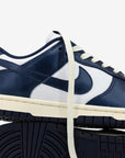 Nike Dunk Low Vintage Navy sneakers basse donna in pelle blu, indossate