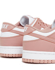 Nike Dunk Low Rose Whisper sneakers basse donna in pelle rosa, indossate