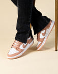 Nike Dunk Low Rose Whisper sneakers basse donna in pelle rosa, vista laterale
