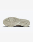 Nike Dunk Low Sail Light Bone sneakers basse uomo e donna in pelle bianco beige, indossate