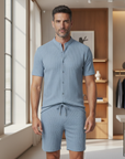 Completo Coordinato Uomo a Coste – Camicia Colletto Coreana e Pantaloncini - Azzurro Righe - indossato