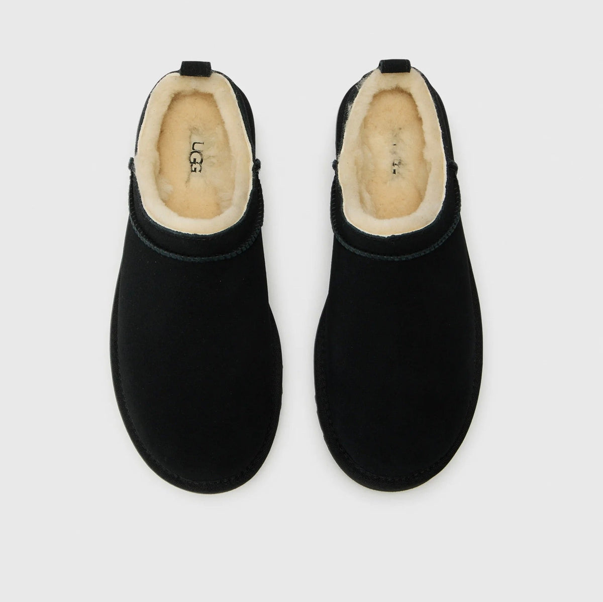 UGG Classic Micro Black stivaletti donna in pelle scamosciata e montone nero, vista posteriore