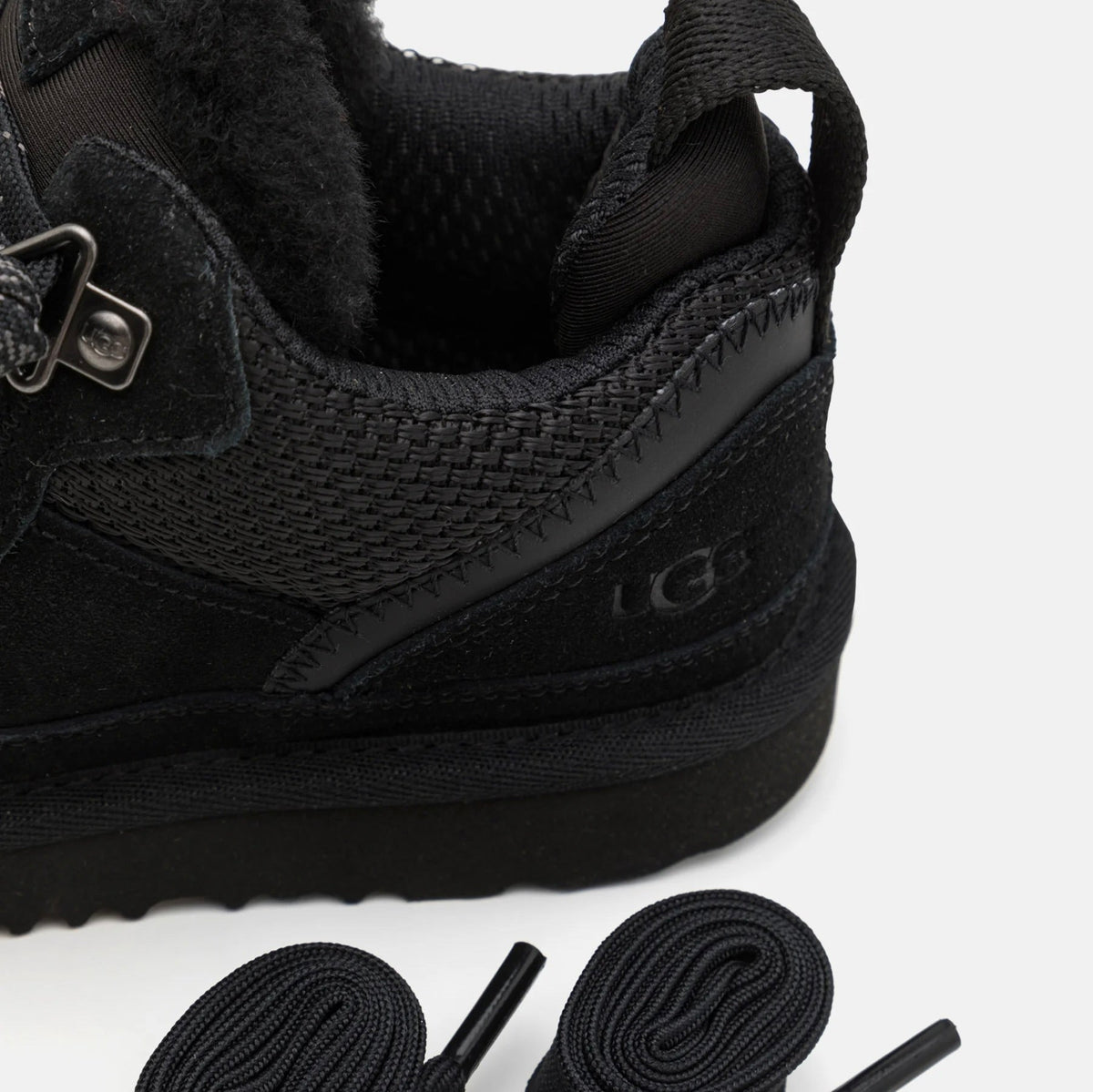 UGG Lowmel Black sneakers uomo e donna in pelle scamosciata nero, vista dall'alto