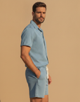 Completo Coordinato Uomo Camicia Denim Leggero e Pantaloncini - vista laterale