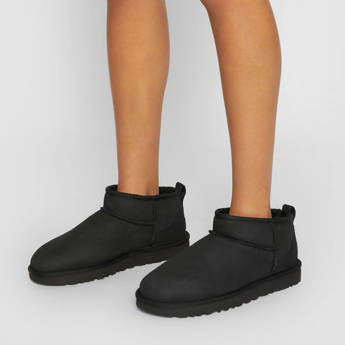 UGG Classic Ultra Mini Black stivaletti donna in pelle scamosciata e montone nero, vista dall'alto