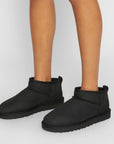 UGG Classic Ultra Mini Black stivaletti donna in pelle scamosciata e montone nero, vista dall'alto