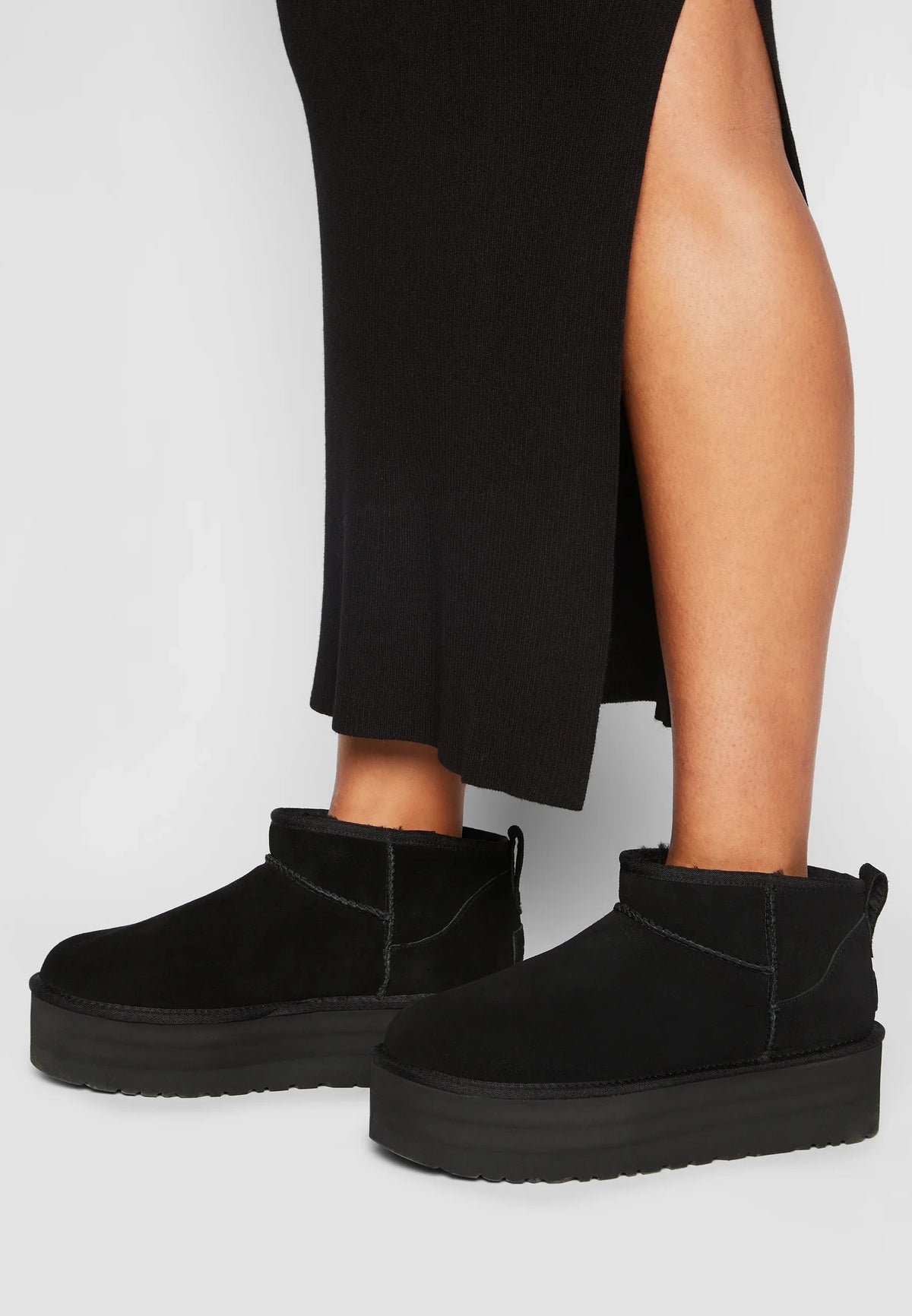 UGG Classic Ultra Mini Platform Black stivaletti con zeppa donna in pelle scamosciata e montone nero, indossate