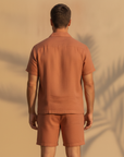 Completo Coordinato Uomo Camicia Cuban Collar Tinta Unita e Pantaloncini - vista posteriore
