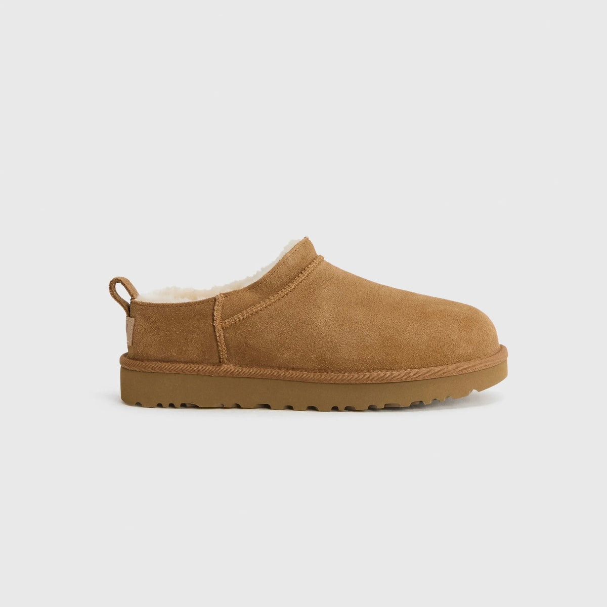 UGG Classic Micro Chestnut stivaletti donna in pelle scamosciata e montone marrone chestnut, vista laterale