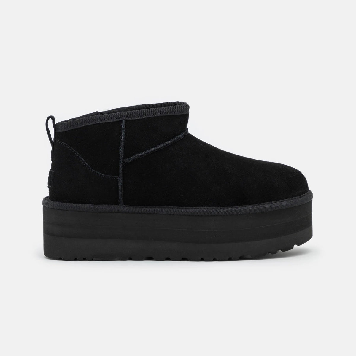 UGG Classic Ultra Mini Platform Black stivaletti con zeppa donna in pelle scamosciata e montone nero, vista laterale