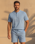 Completo Coordinato Uomo Camicia Chambray Ricamata e Pantaloncini - Azzurro Chambray - indossato