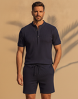 Completo Coordinato Uomo Polo Piqué Testurizzata e Pantaloncini - Blu Navy - indossato