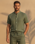 Completo Coordinato Uomo Camicia Lino Blend e Pantaloncini Comfort - Verde Oliva - indossato