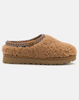 UGG Tasman Maxi Curly Chestnut ciabatte chiuse donna in pelle scamosciata e montone marrone chestnut, vista laterale