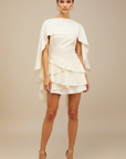 Abito mini donna bianco con mantella sovrapposta – corpetto strutturato, gonna a volant