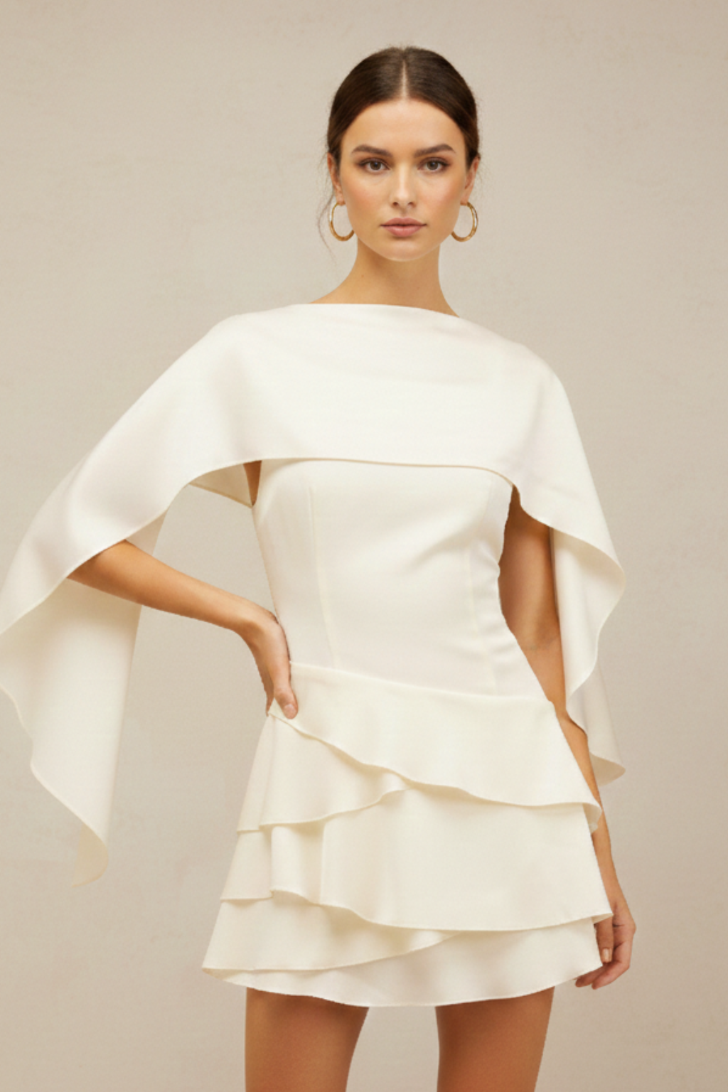 Abito mini donna bianco con mantella sovrapposta – corpetto strutturato, gonna a volant