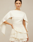 Abito mini donna bianco con mantella sovrapposta – corpetto strutturato, gonna a volant