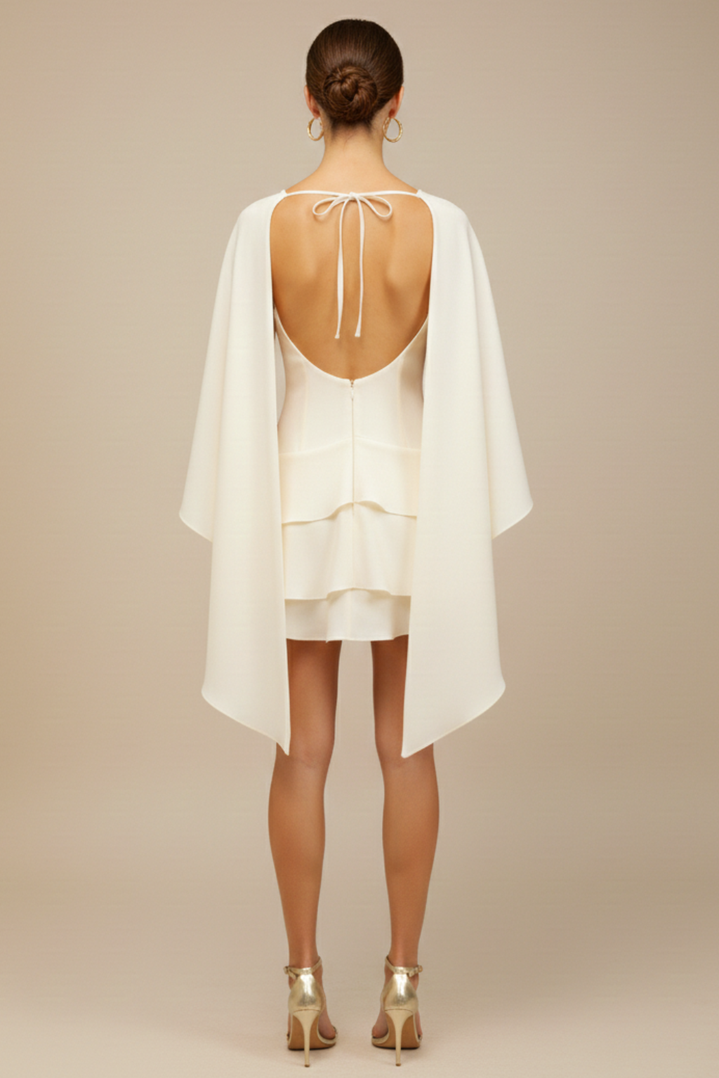 Abito mini donna bianco con mantella sovrapposta – corpetto strutturato, gonna a volant