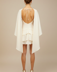 Abito mini donna bianco con mantella sovrapposta – corpetto strutturato, gonna a volant