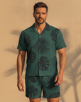 Completo Coordinato Uomo Camicia Camp Fantasia Foglie e Pantaloncini - Foglie Verdi - indossato