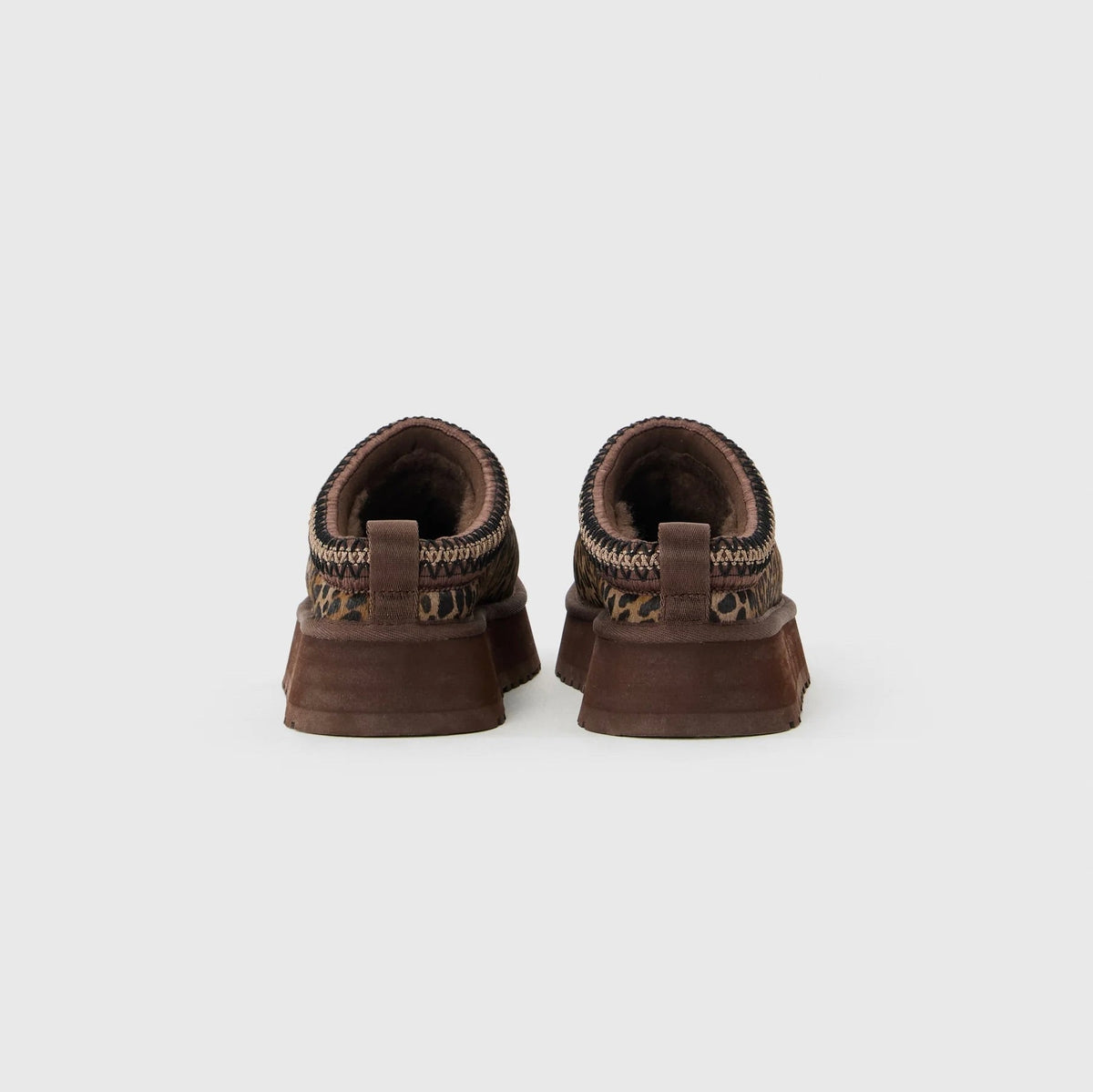 UGG Tazz Caspian Burnt Cedar ciabatte platform donna in pelle scamosciata e montone marrone cedro, dettaglio suola