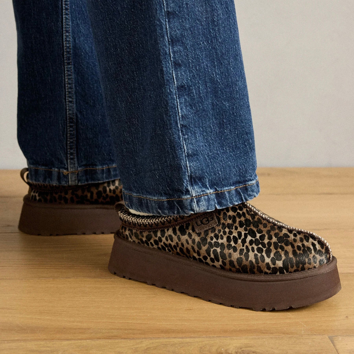 UGG Tazz Caspian Burnt Cedar ciabatte platform donna in pelle scamosciata e montone marrone cedro, dettaglio tomaia