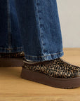 UGG Tazz Caspian Burnt Cedar ciabatte platform donna in pelle scamosciata e montone marrone cedro, dettaglio tomaia