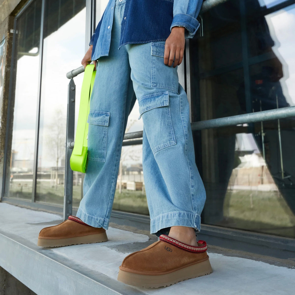 UGG Tazz Chestnut ciabatte platform donna in pelle scamosciata e montone marrone chestnut, indossate
