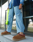 UGG Tazz Chestnut ciabatte platform donna in pelle scamosciata e montone marrone chestnut, indossate