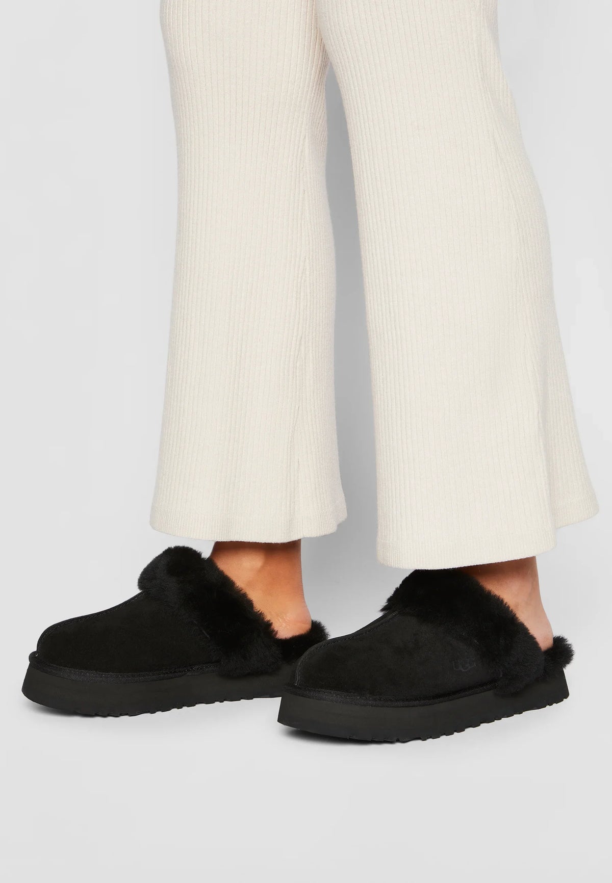 UGG Disquette Black sabot donna in pelle scamosciata e montone nero, vista dall'alto