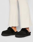 UGG Disquette Black sabot donna in pelle scamosciata e montone nero, vista dall'alto