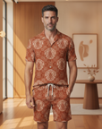 Completo Coordinato Uomo Camicia Batik e Pantaloncini - Batik Terracotta - indossato