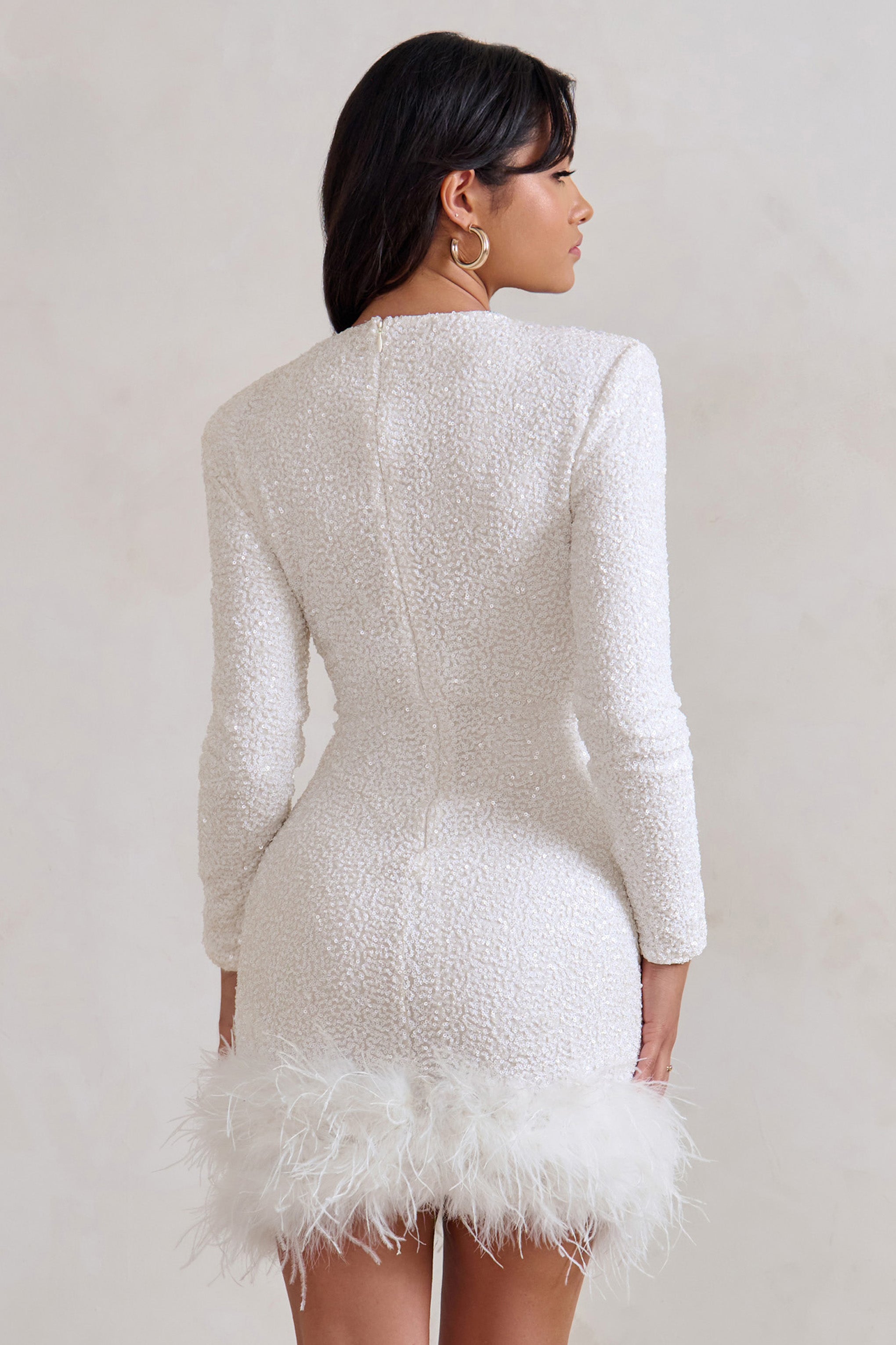 Abito corto donna con paillettes e orlo in piume – Taglio glamour scolpente