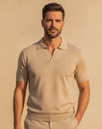 Polo Uomo con Colletto Johnny – Chiusura Aperta Casual Chic - Beige Sabbia - indossato