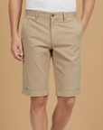 Bermuda Chino Uomo con Risvolto – Dettaglio Curato ed Elegante - Beige - indossato