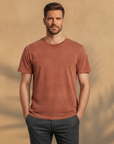 T-shirt Uomo Tinta in Capo Vintage – Colori Slavati Autentici - Blu Slavato - indossato