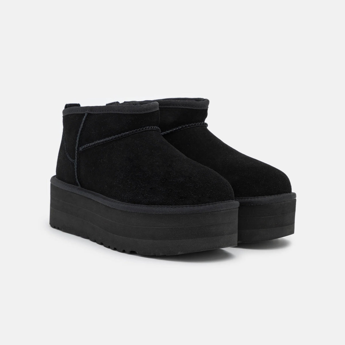 UGG Classic Ultra Mini Platform Black stivaletti con zeppa donna in pelle scamosciata e montone nero, vista frontale