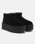 UGG Classic Ultra Mini Platform Black stivaletti con zeppa donna in pelle scamosciata e montone nero, vista frontale