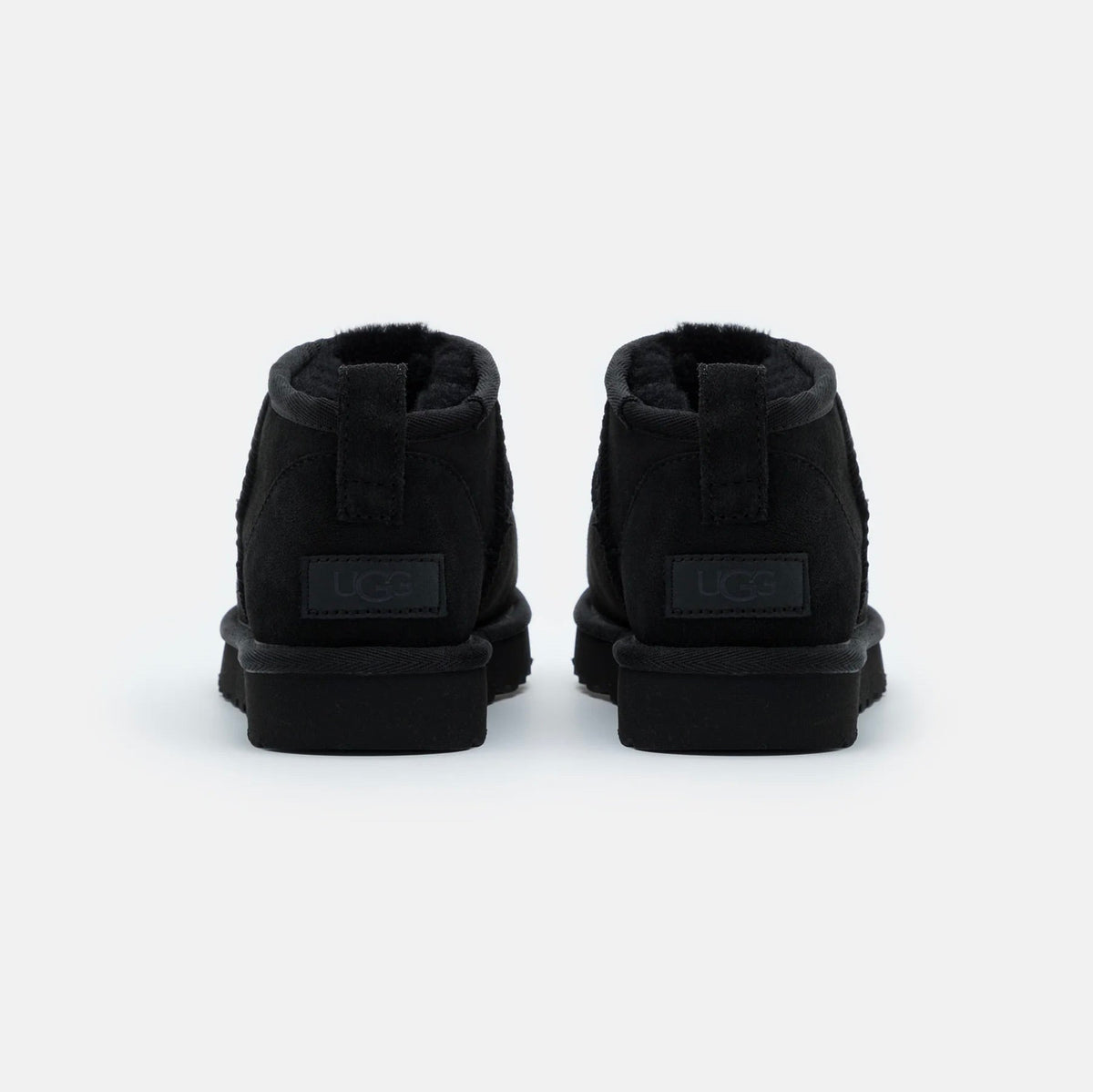 UGG Classic Ultra Mini Black stivaletti donna in pelle scamosciata e montone nero, dettaglio suola
