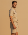 Completo Coordinato Uomo Camicia Safari Doppio Taschino e Pantaloncini - vista laterale