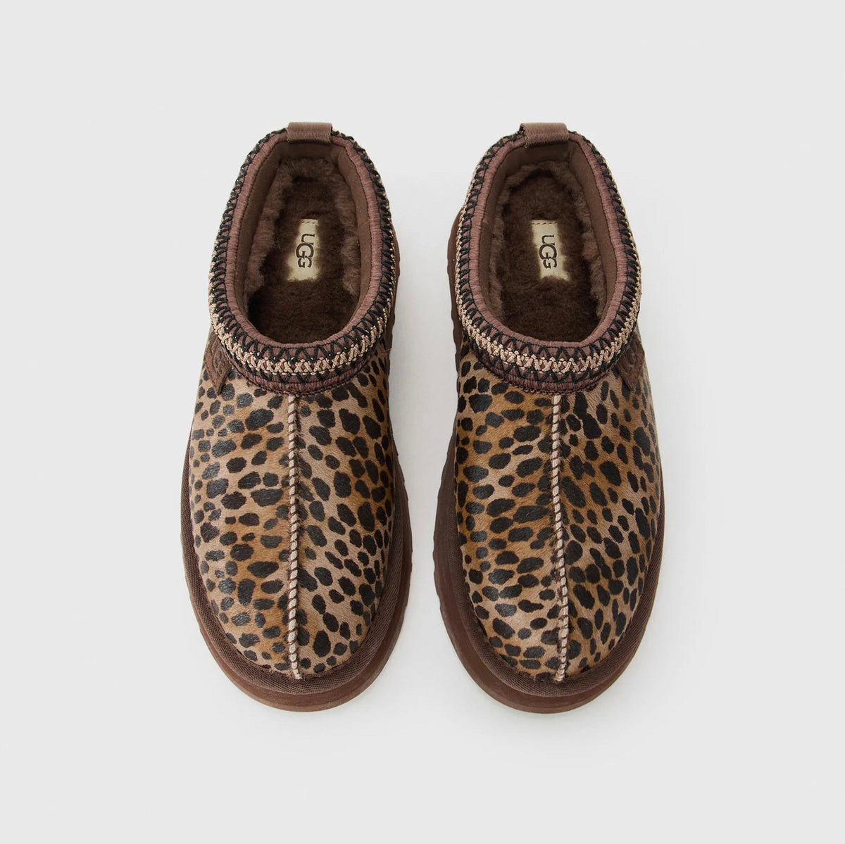UGG Tazz Caspian Burnt Cedar ciabatte platform donna in pelle scamosciata e montone marrone cedro, vista posteriore