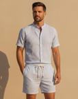 Completo Coordinato Uomo Camicia Righe Sottili e Pantaloncini - Bianco Righe Blu - indossato