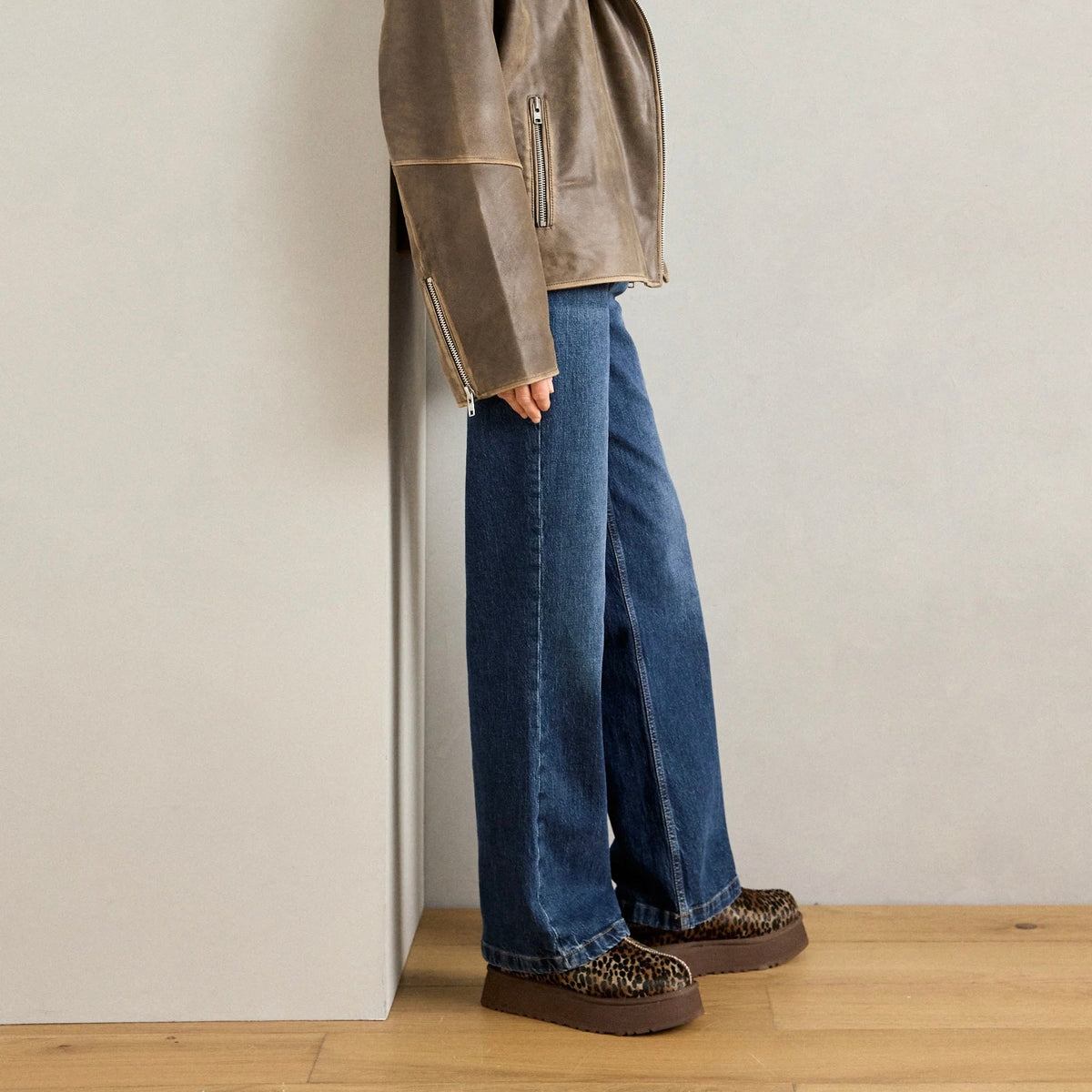 UGG Tazz Caspian Burnt Cedar ciabatte platform donna in pelle scamosciata e montone marrone cedro, indossate