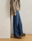 UGG Tazz Caspian Burnt Cedar ciabatte platform donna in pelle scamosciata e montone marrone cedro, indossate