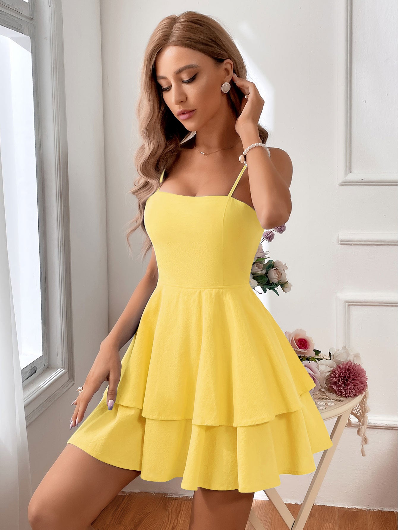 Vestito mini da donna con volant a strati – spalline sottili e corpetto aderente