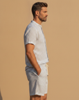Completo Coordinato Uomo Camicia Lino Gessato e Pantaloncini - vista laterale