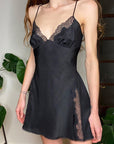 Mini abito da donna in satin – scollo a V con dettaglio in pizzo traforato